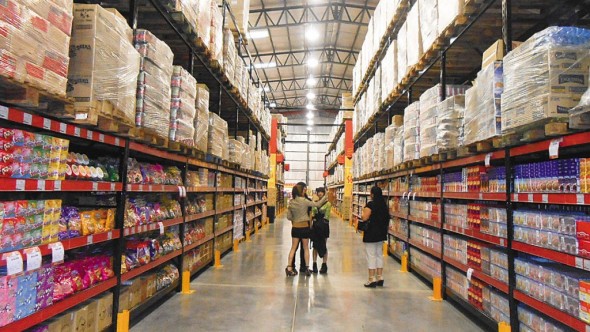 El consumo masivo sigue en caída: bajaron las ventas en supermercados y mayoristas en febrero
