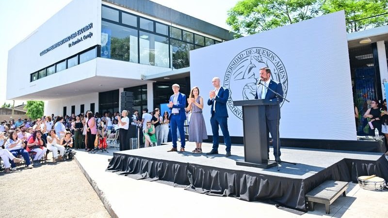 Emotivo acto de egreso de la primera camada de estudiantes del Colegio Preuniversitario Dr. Ramón A. Cereijo