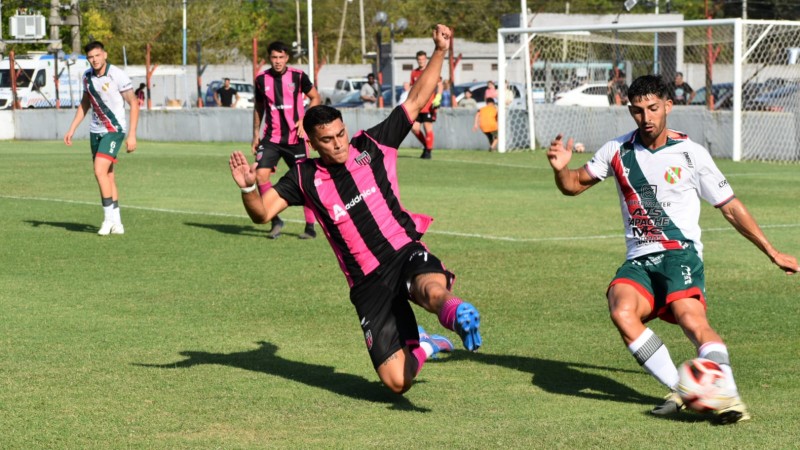 Atlético Escobar logró su primer punto en el Federal tras empatar contra Sportivo Las Parejas