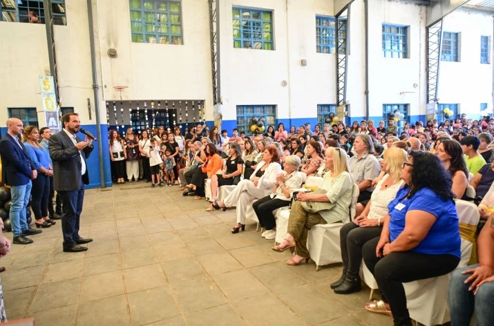 Maquinista Savio: Ariel Sujarchuk participó del 50° aniversario de la Escuela Primaria "José Hernández"