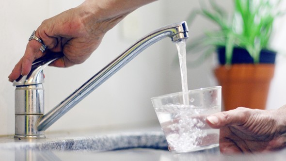 El Gobierno avanza hacia la privatización de AySA con un DNU que modifica el marco regulatorio del agua y saneamiento en el AMBA