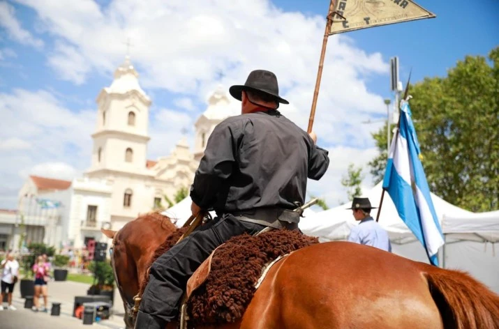 Achával encabezó el desfile tradicional por el Tratado del Pilar