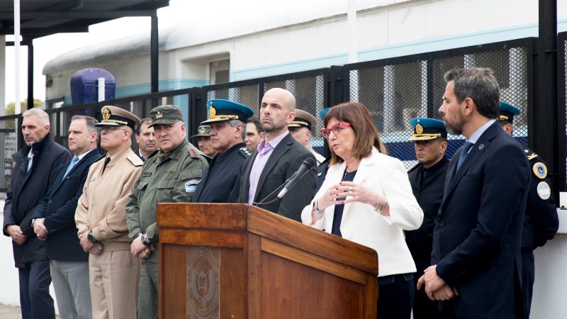 Bullrich presentó las pistolas Taser que serán utilizadas en el programa "Estaciones Seguras"