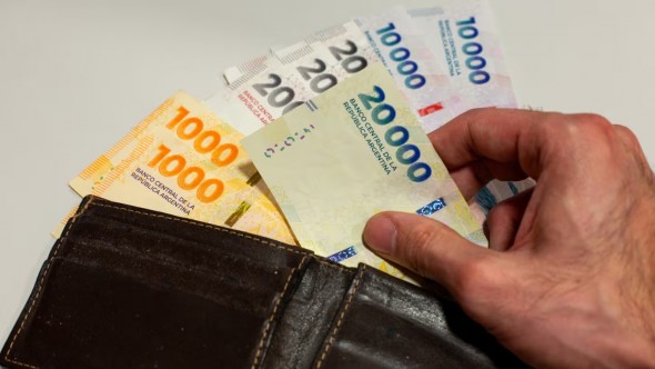 El salario registrado volvió a perder contra la inflación en octubre y se profundiza la caída del poder adquisitivo