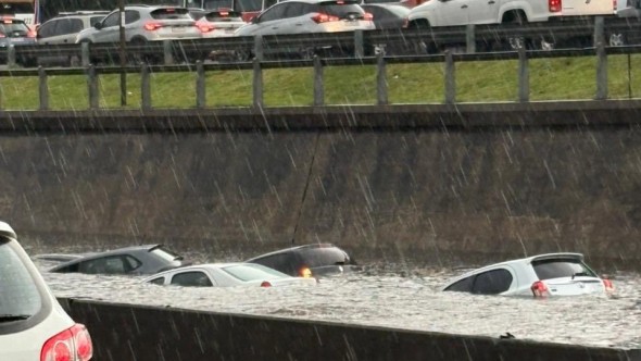 Fuerte temporal en el AMBA: un shopping inundado, autos flotando y granizo en la zona norte y oeste