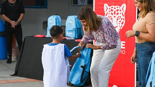 A través del Programa "Bienvenidos a la Primaria", el Municipio de Tigre entregó kits escolares a estudiantes de Benavídez