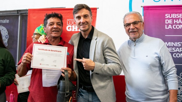 Lucas Ghi entregó subsidios para mejoras habitacionales a familias de Morón