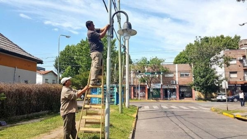 El municipio continúa reforzando la iluminación de veredas en Tigre centro  - Zona Norte Hoy